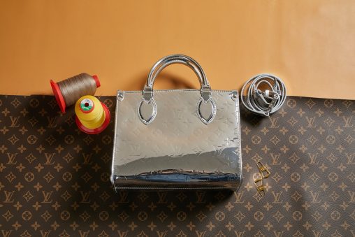 頂級原單包M26373銀色 本款 OnTheGo 小號手袋以 Monogram Miroir 版本加入 LV Ski 系列