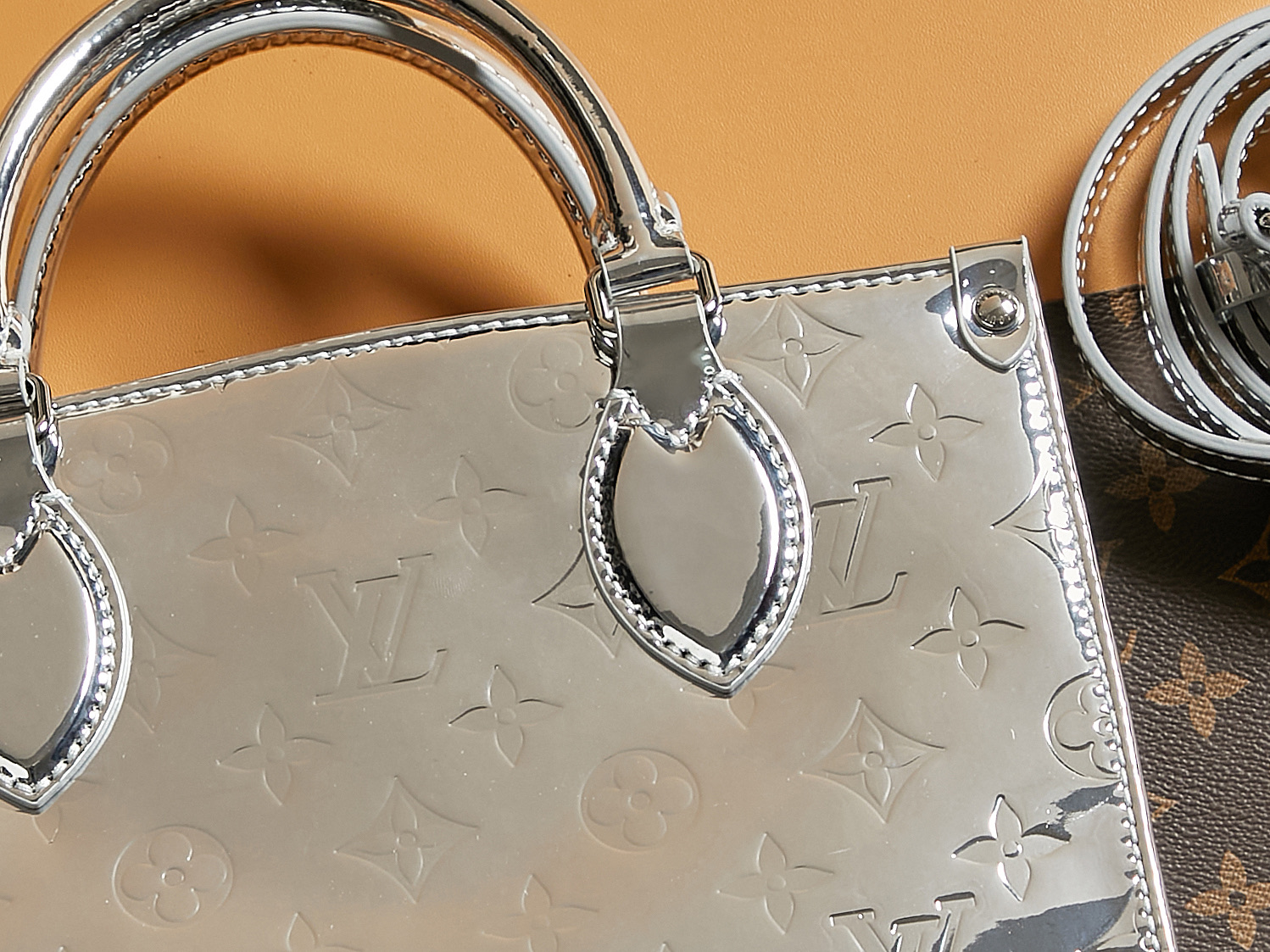 頂級原單包M26373銀色 本款 OnTheGo 小號手袋以 Monogram Miroir 版本加入 LV Ski 系列的图片-高仿LV包包、高仿lv女包