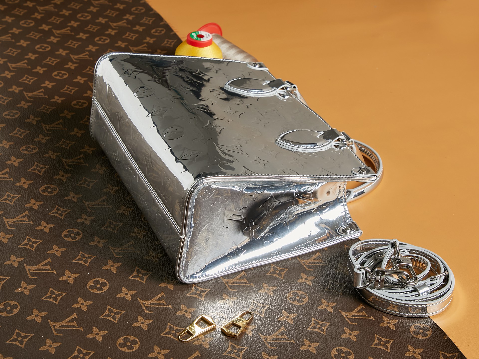 頂級原單包M26373銀色 本款 OnTheGo 小號手袋以 Monogram Miroir 版本加入 LV Ski 系列的图片-高仿LV包包、高仿lv女包