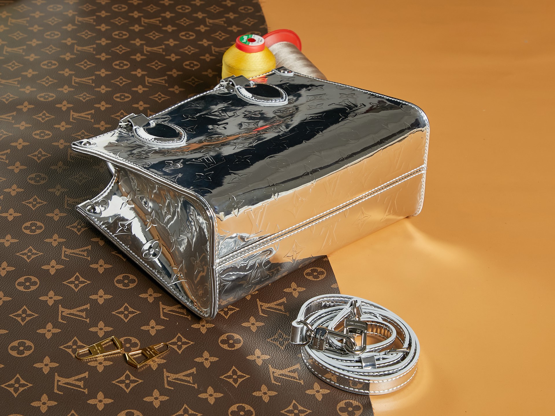 頂級原單包M26373銀色 本款 OnTheGo 小號手袋以 Monogram Miroir 版本加入 LV Ski 系列的图片-高仿LV包包、高仿lv女包