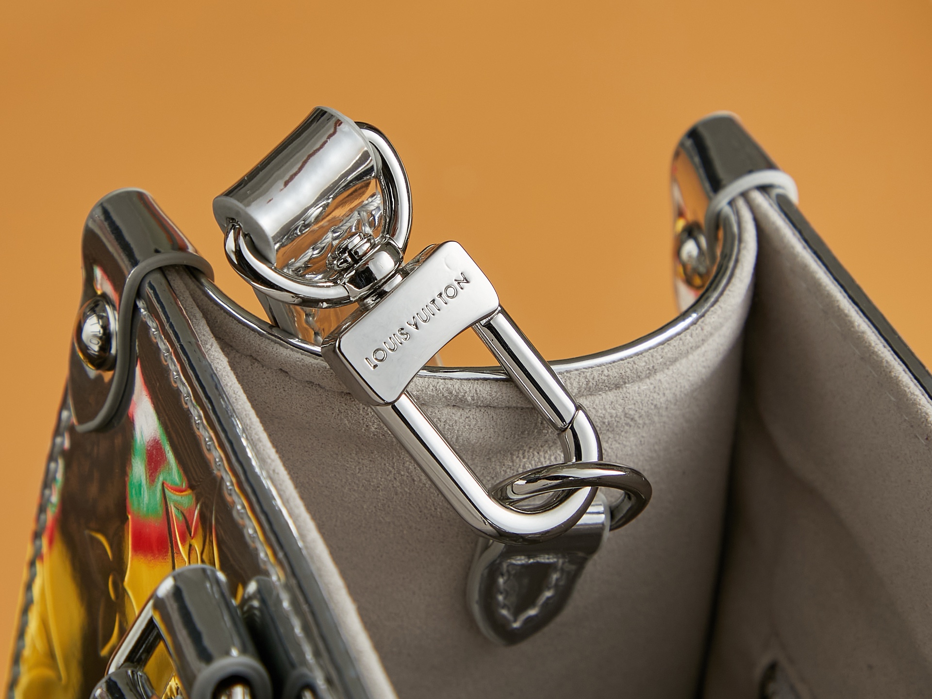 頂級原單包M26373銀色 本款 OnTheGo 小號手袋以 Monogram Miroir 版本加入 LV Ski 系列的图片-高仿LV包包、高仿lv女包