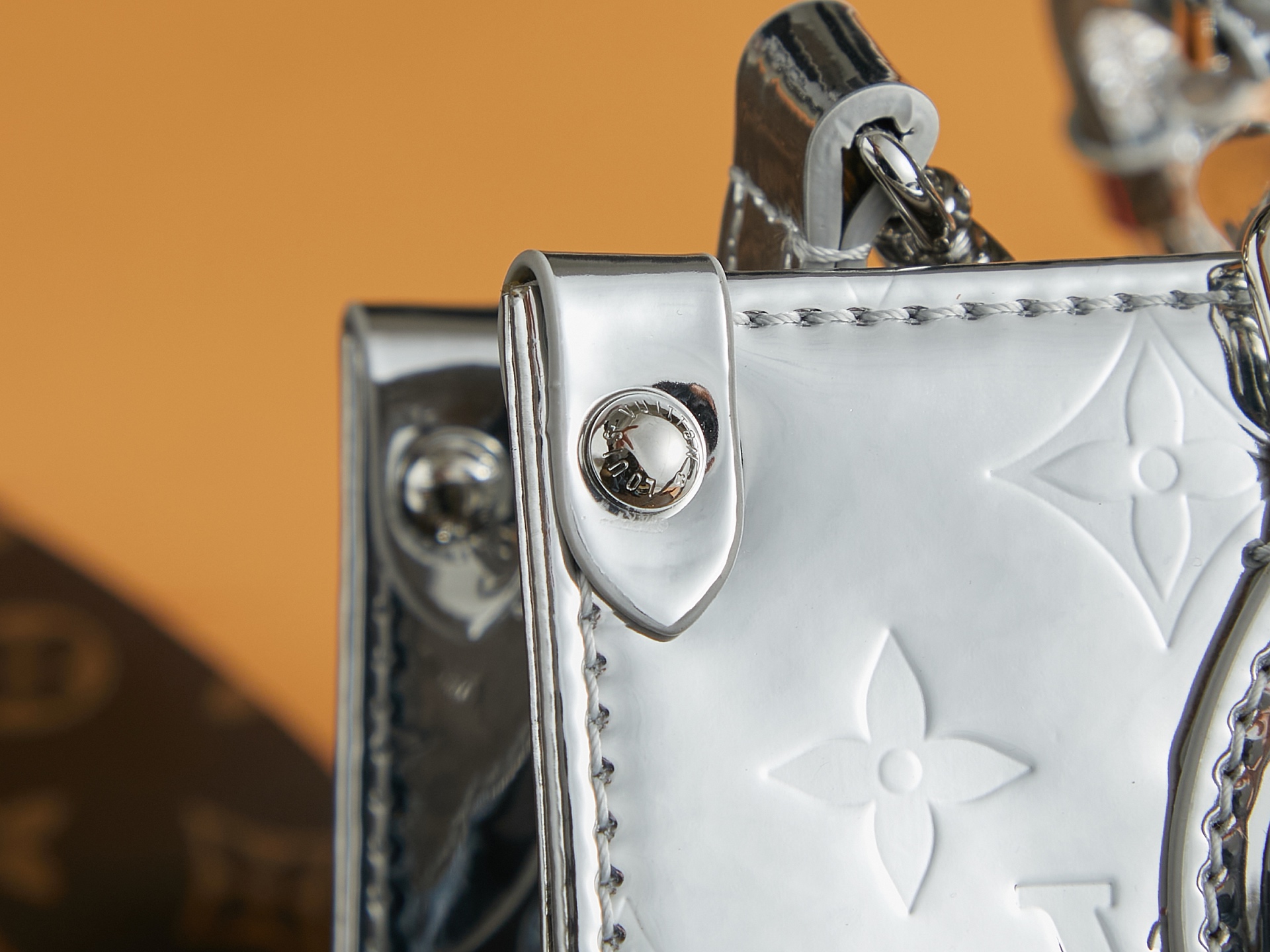 頂級原單包M26373銀色 本款 OnTheGo 小號手袋以 Monogram Miroir 版本加入 LV Ski 系列的图片-高仿LV包包、高仿lv女包