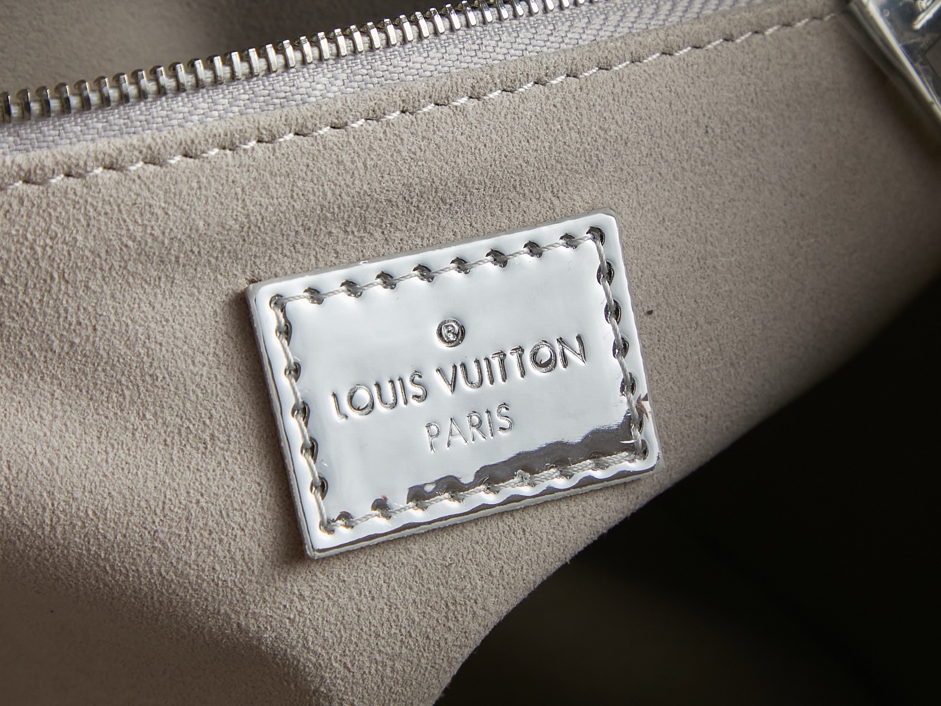 頂級原單包M26373銀色 本款 OnTheGo 小號手袋以 Monogram Miroir 版本加入 LV Ski 系列的图片-高仿LV包包、高仿lv女包