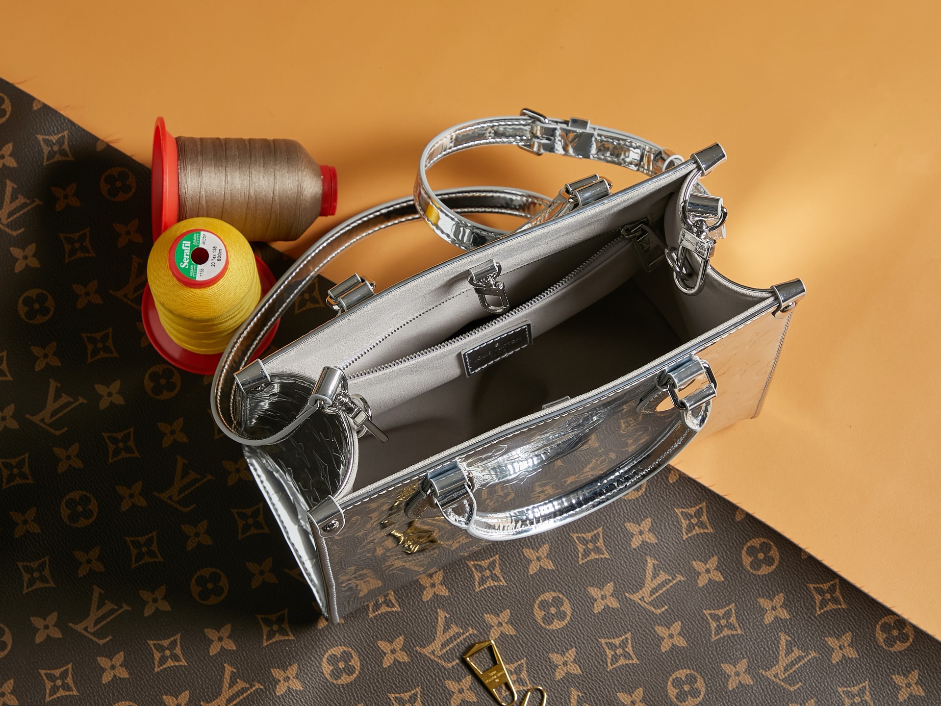 頂級原單包M26373銀色 本款 OnTheGo 小號手袋以 Monogram Miroir 版本加入 LV Ski 系列的图片-高仿LV包包、高仿lv女包