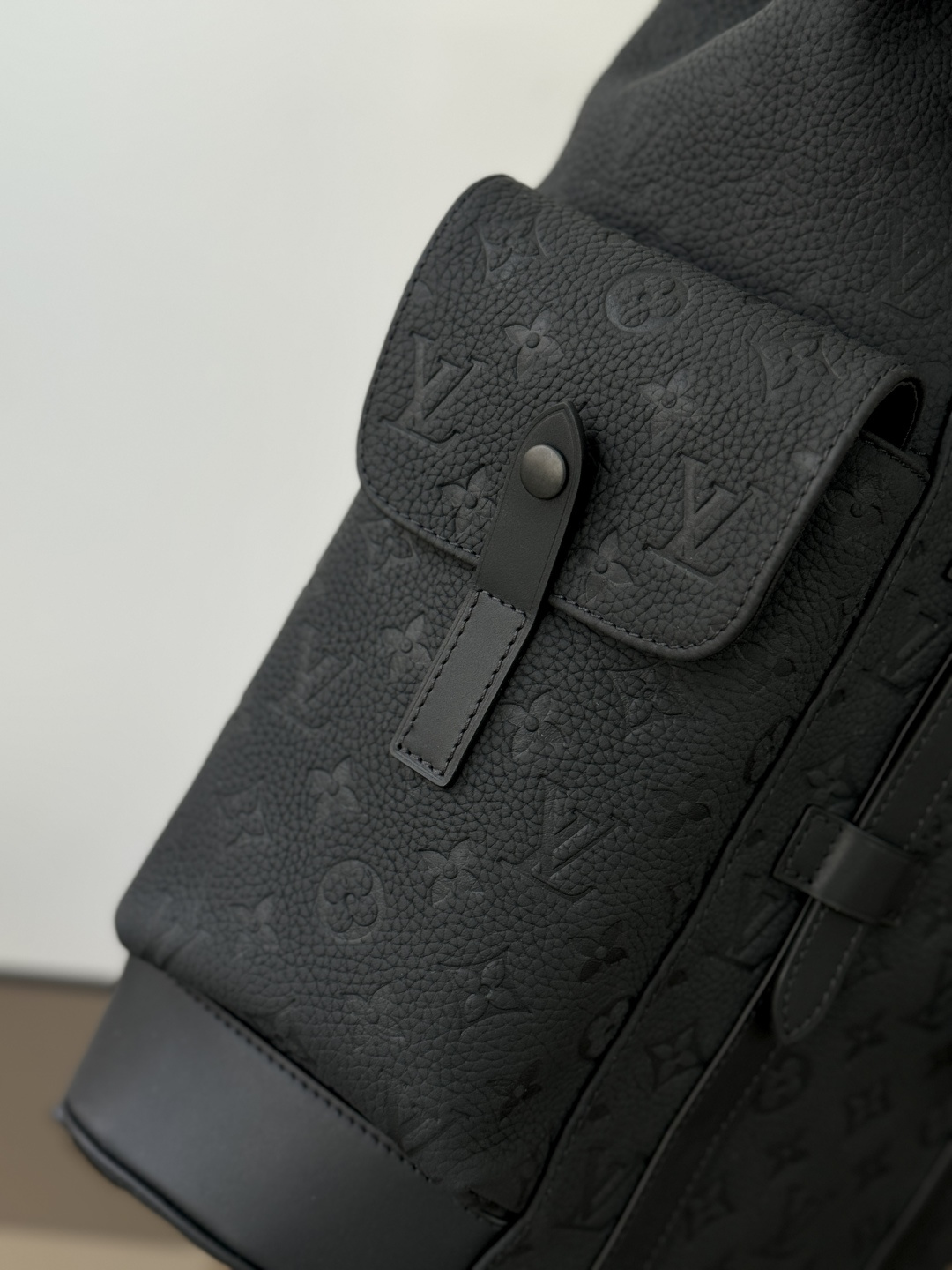 【特級原廠原單包】 Christopher 中號雙肩包 型號: M55699 動態芯片版的图片-高仿LV包包、高仿lv女包