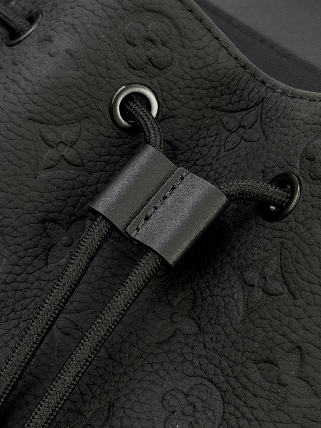 【特級原廠原單包】 Christopher 中號雙肩包 型號: M55699 動態芯片版的图片-高仿LV包包、高仿lv女包