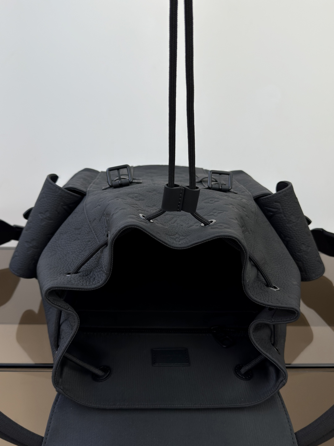 【特級原廠原單包】 Christopher 中號雙肩包 型號: M55699 動態芯片版的图片-高仿LV包包、高仿lv女包