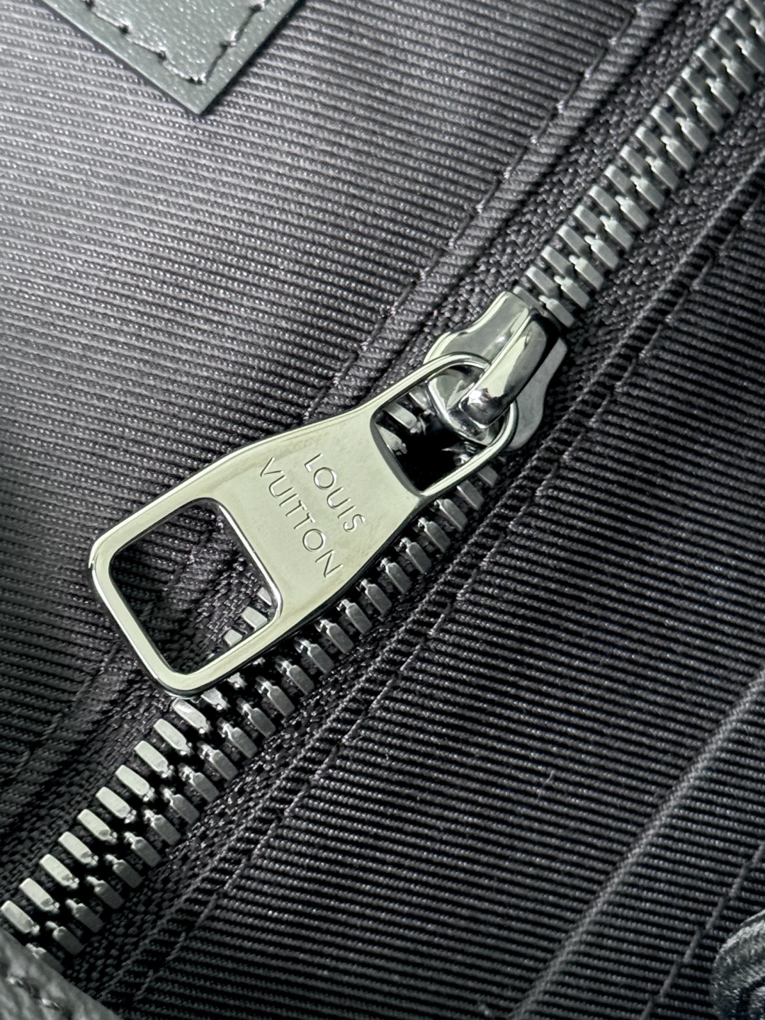 LV原單包中號雙肩包 型號: M45419雙拼花 動態芯片版的图片-高仿LV包包、高仿lv女包