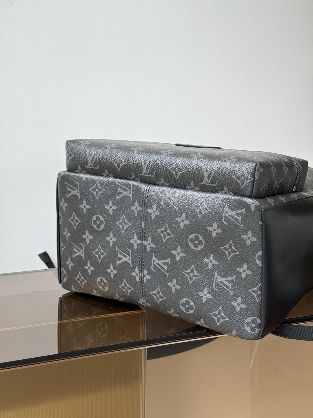 LV雙肩包頂級原單包品質型號: M22558黑花 動態芯片版的图片-高仿LV包包、高仿lv女包