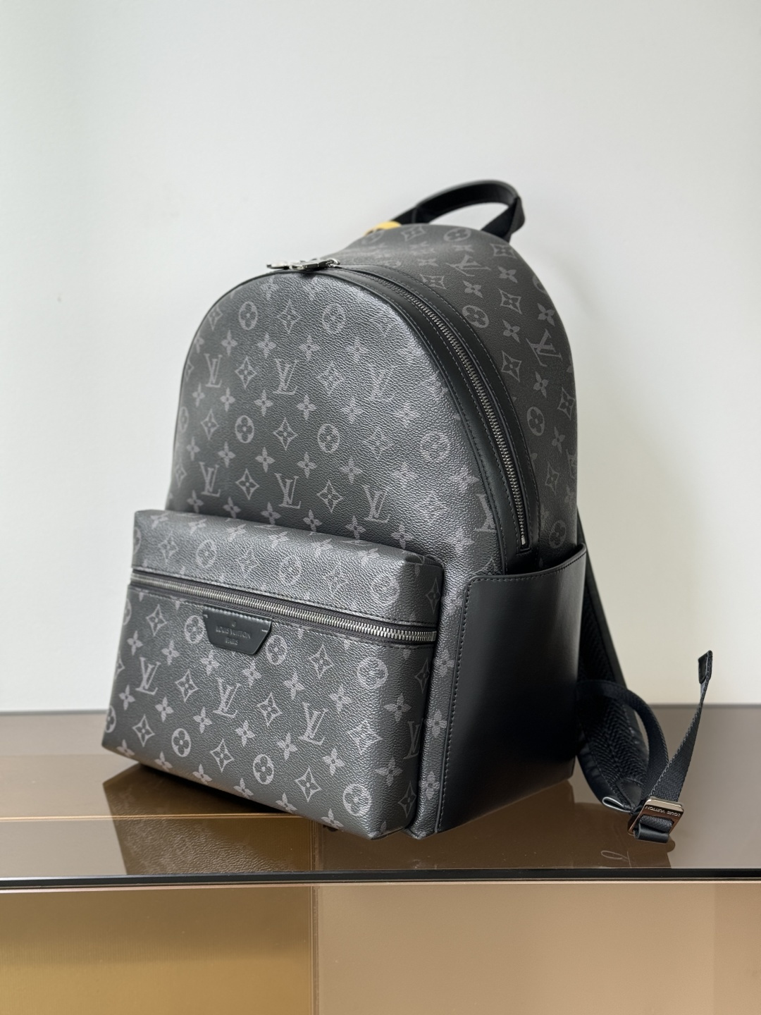 LV雙肩包頂級原單包品質型號: M22558黑花 動態芯片版的图片-高仿LV包包、高仿lv女包