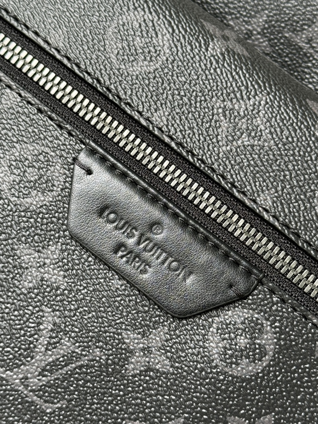 LV雙肩包頂級原單包品質型號: M22558黑花 動態芯片版的图片-高仿LV包包、高仿lv女包