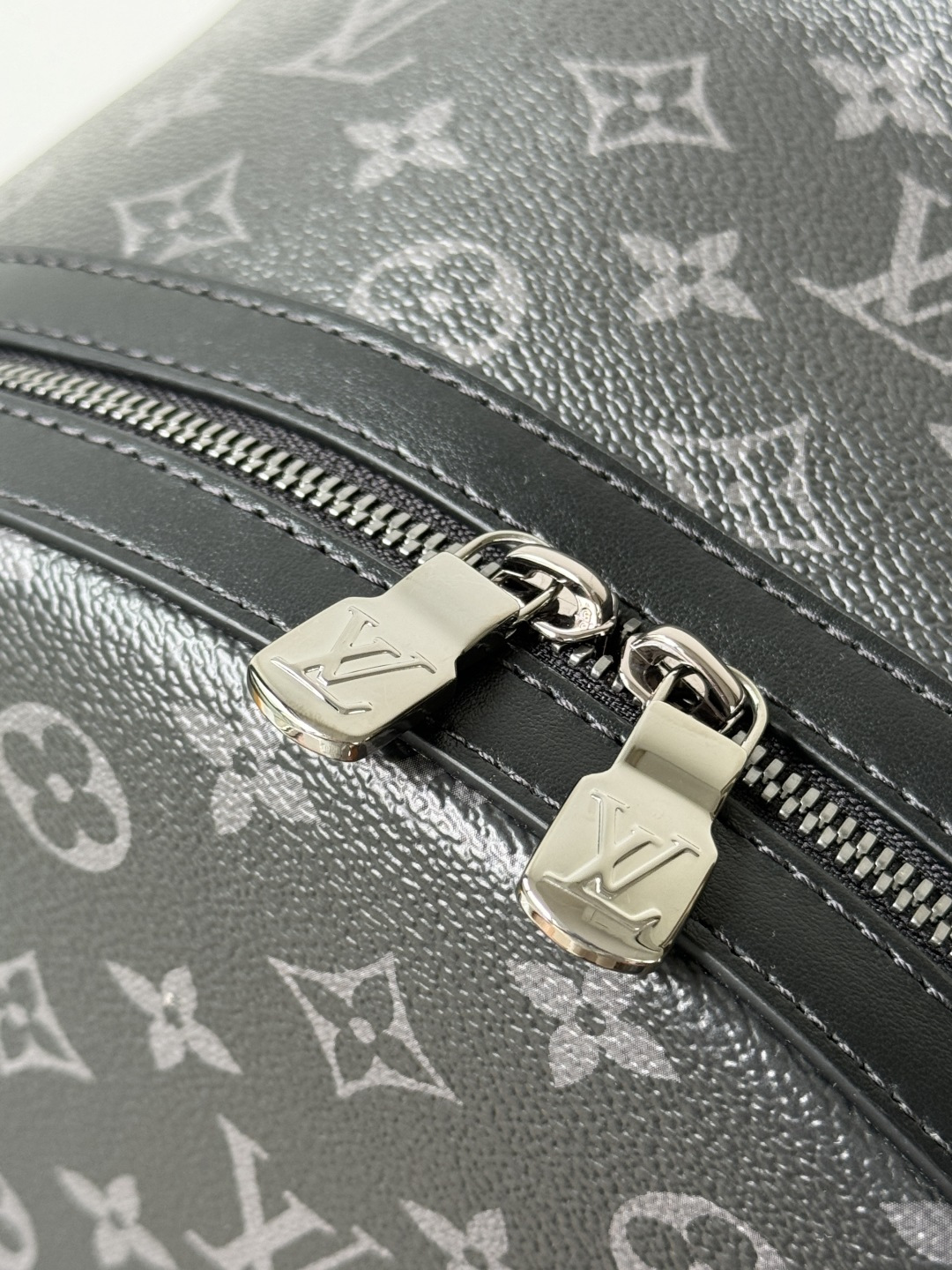 LV雙肩包頂級原單包品質型號: M22558黑花 動態芯片版的图片-高仿LV包包、高仿lv女包