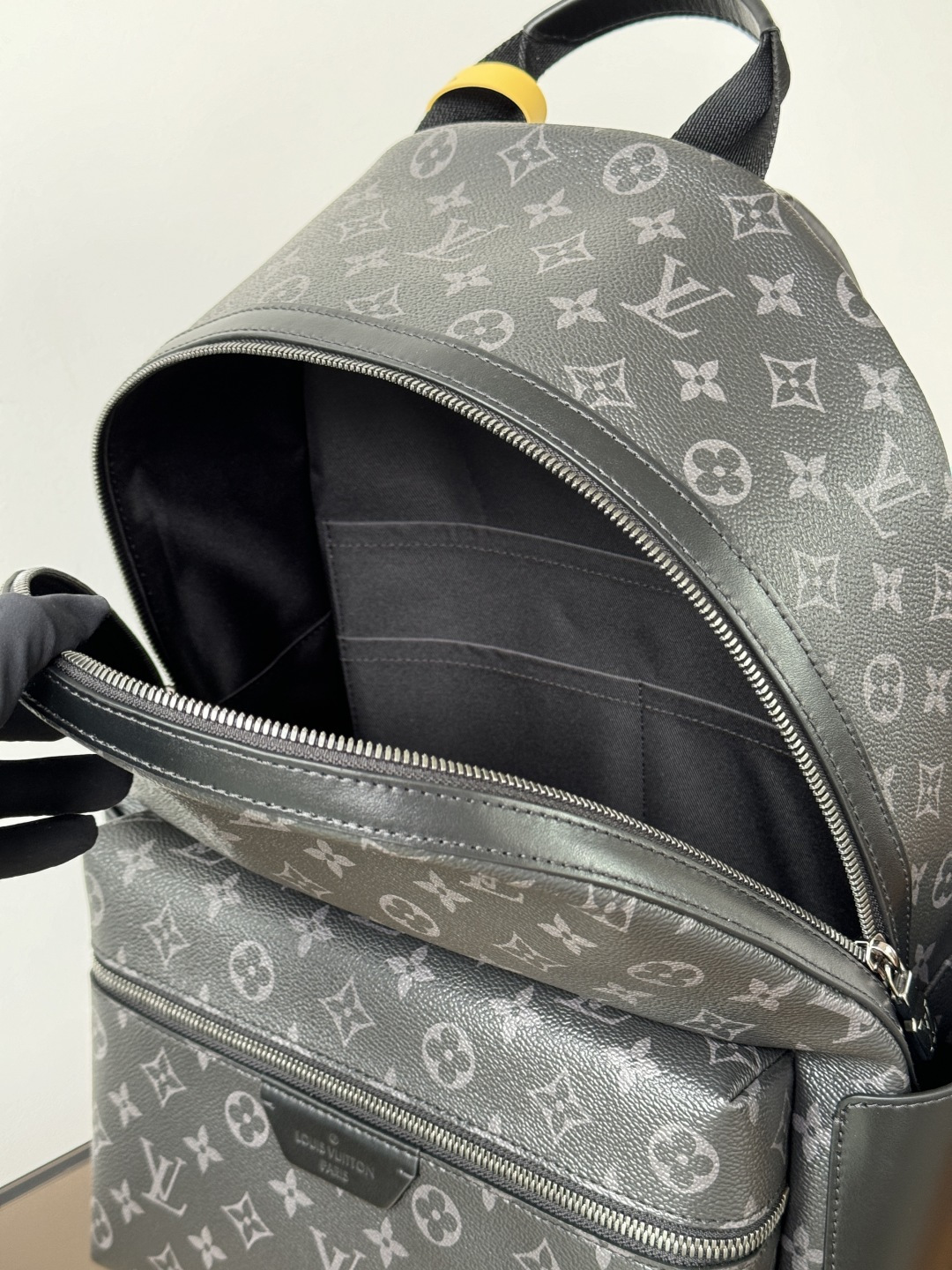 LV雙肩包頂級原單包品質型號: M22558黑花 動態芯片版的图片-高仿LV包包、高仿lv女包