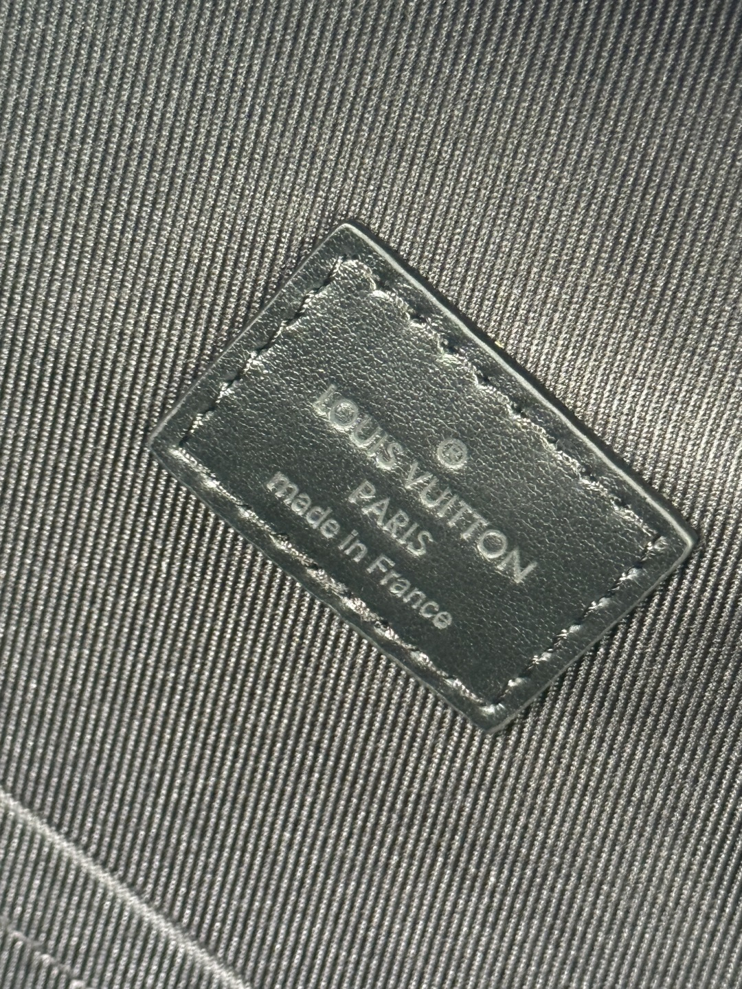 LV雙肩包頂級原單包品質型號: M22558黑花 動態芯片版的图片-高仿LV包包、高仿lv女包