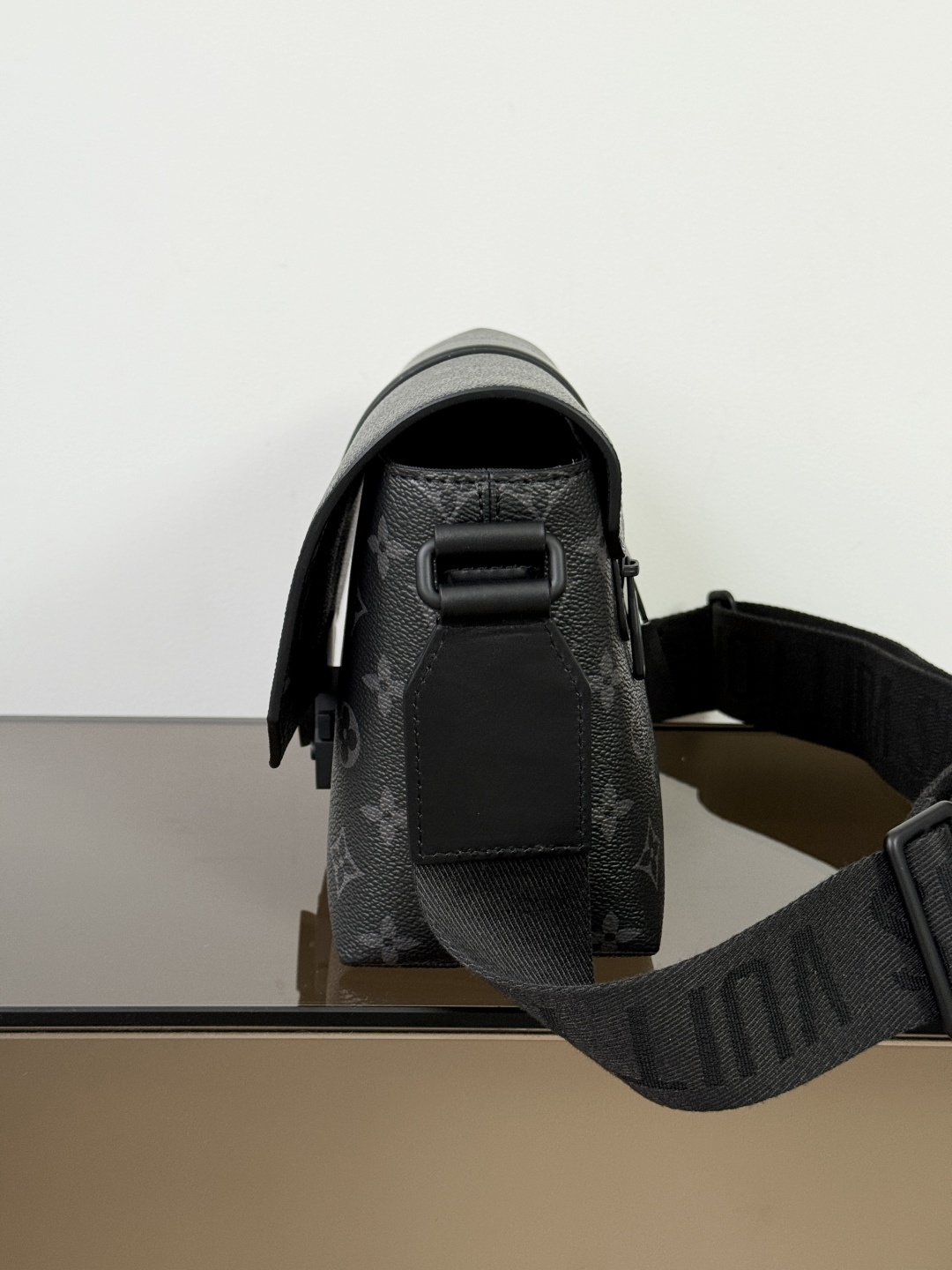 【特級原廠LV原單包】 S-Cape 郵差包 型號: M46794黑花 動態芯片版的图片-高仿LV包包、高仿lv女包