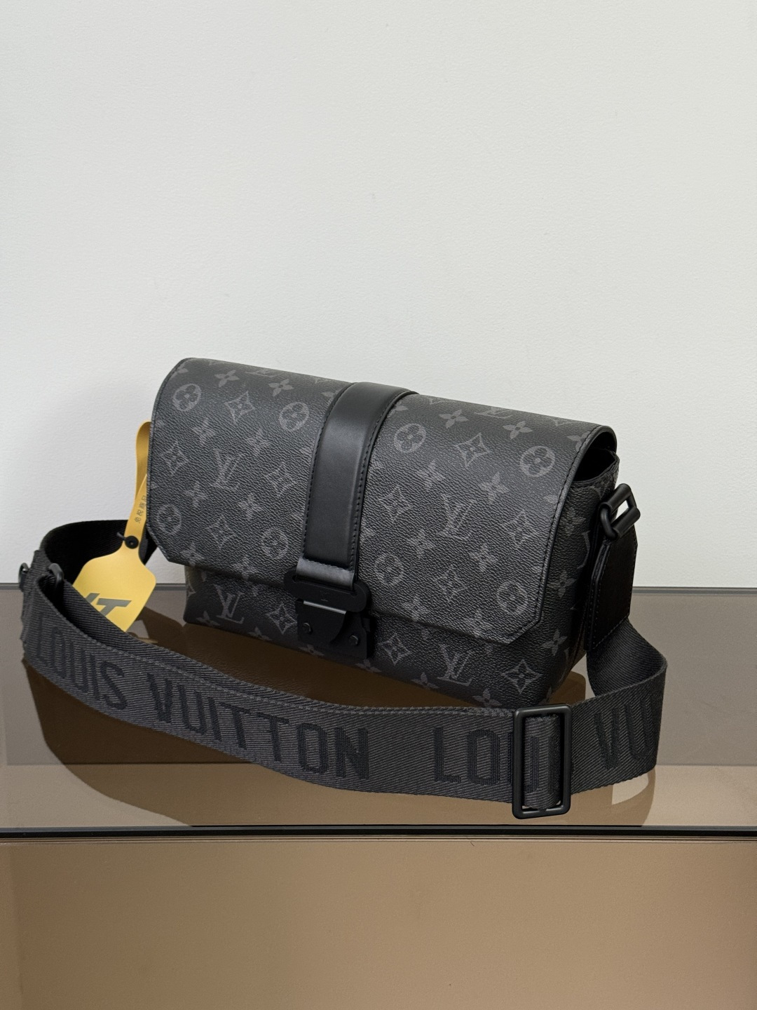 【特級原廠LV原單包】 S-Cape 郵差包 型號: M46794黑花 動態芯片版的图片-高仿LV包包、高仿lv女包