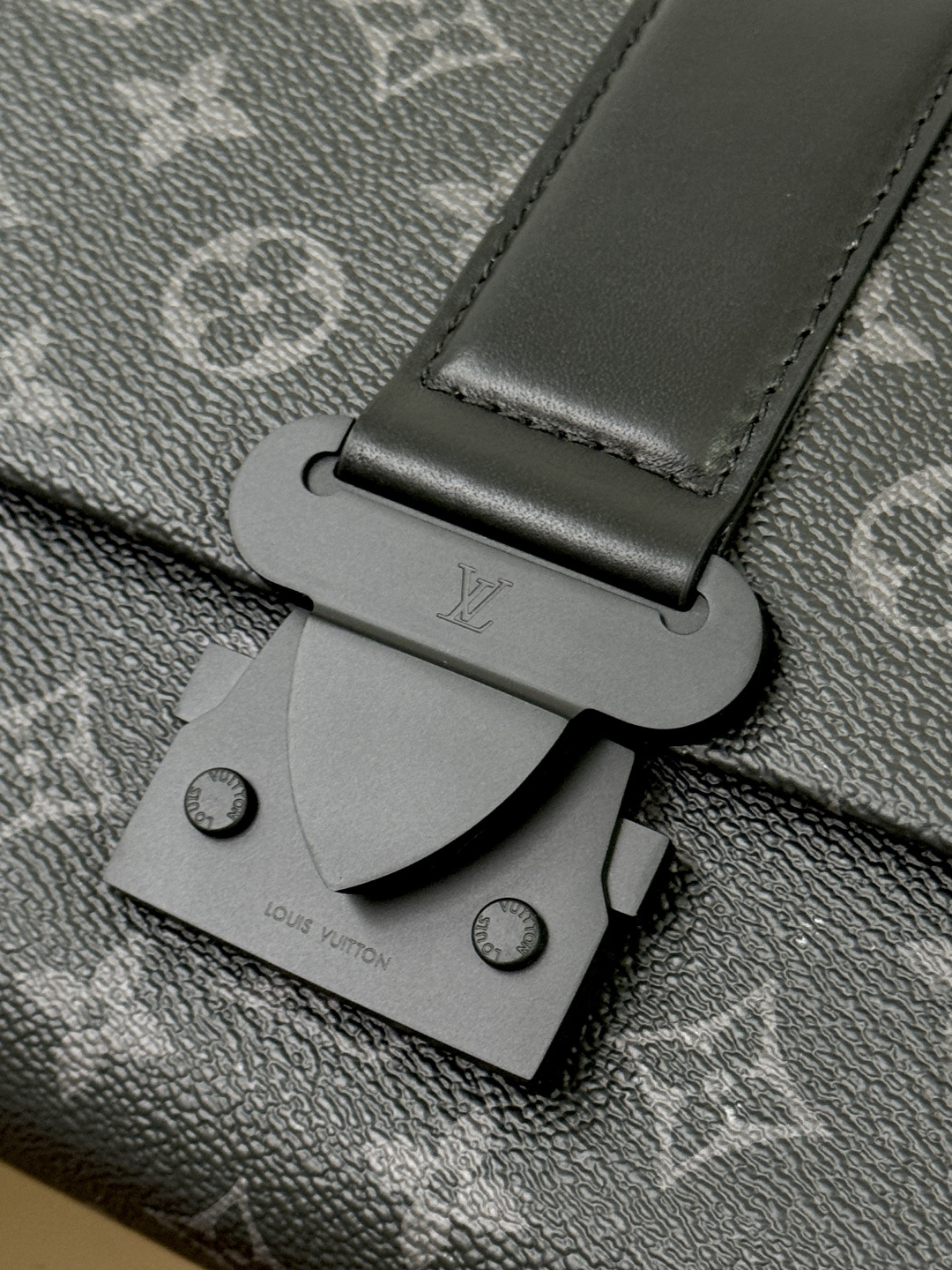 【特級原廠LV原單包】 S-Cape 郵差包 型號: M46794黑花 動態芯片版的图片-高仿LV包包、高仿lv女包