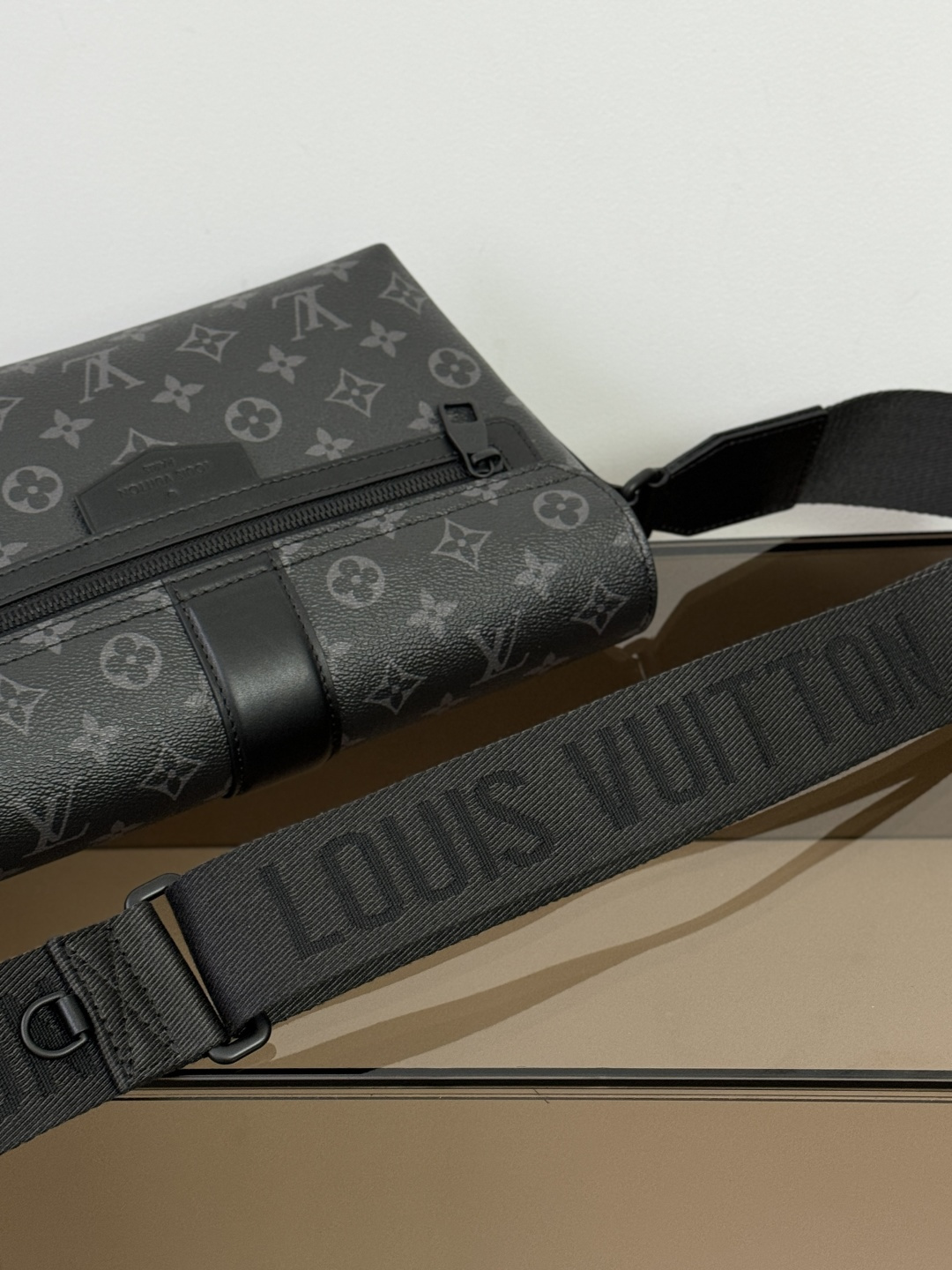 【特級原廠LV原單包】 S-Cape 郵差包 型號: M46794黑花 動態芯片版的图片-高仿LV包包、高仿lv女包