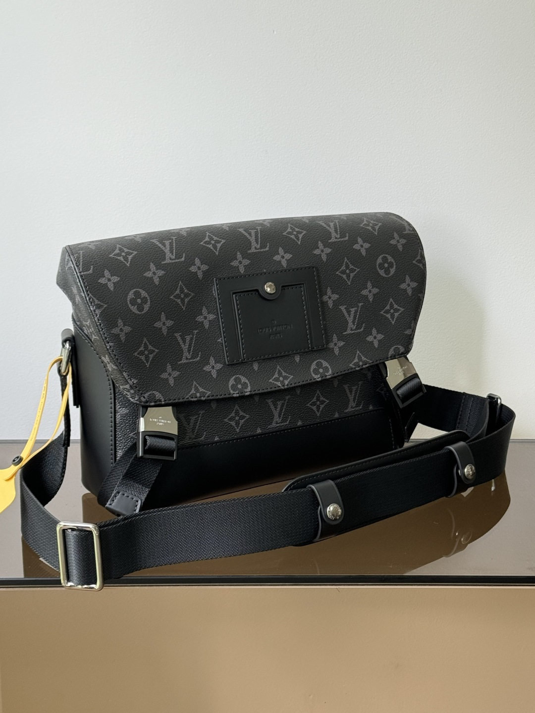 特級原廠LV小號郵差包 型號: M40511黑花 動態芯片版原單包包的图片-高仿LV包包、高仿lv女包