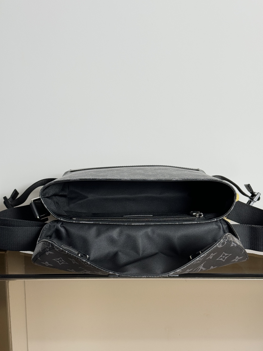 特級原廠LV小號郵差包 型號: M40511黑花 動態芯片版原單包包的图片-高仿LV包包、高仿lv女包