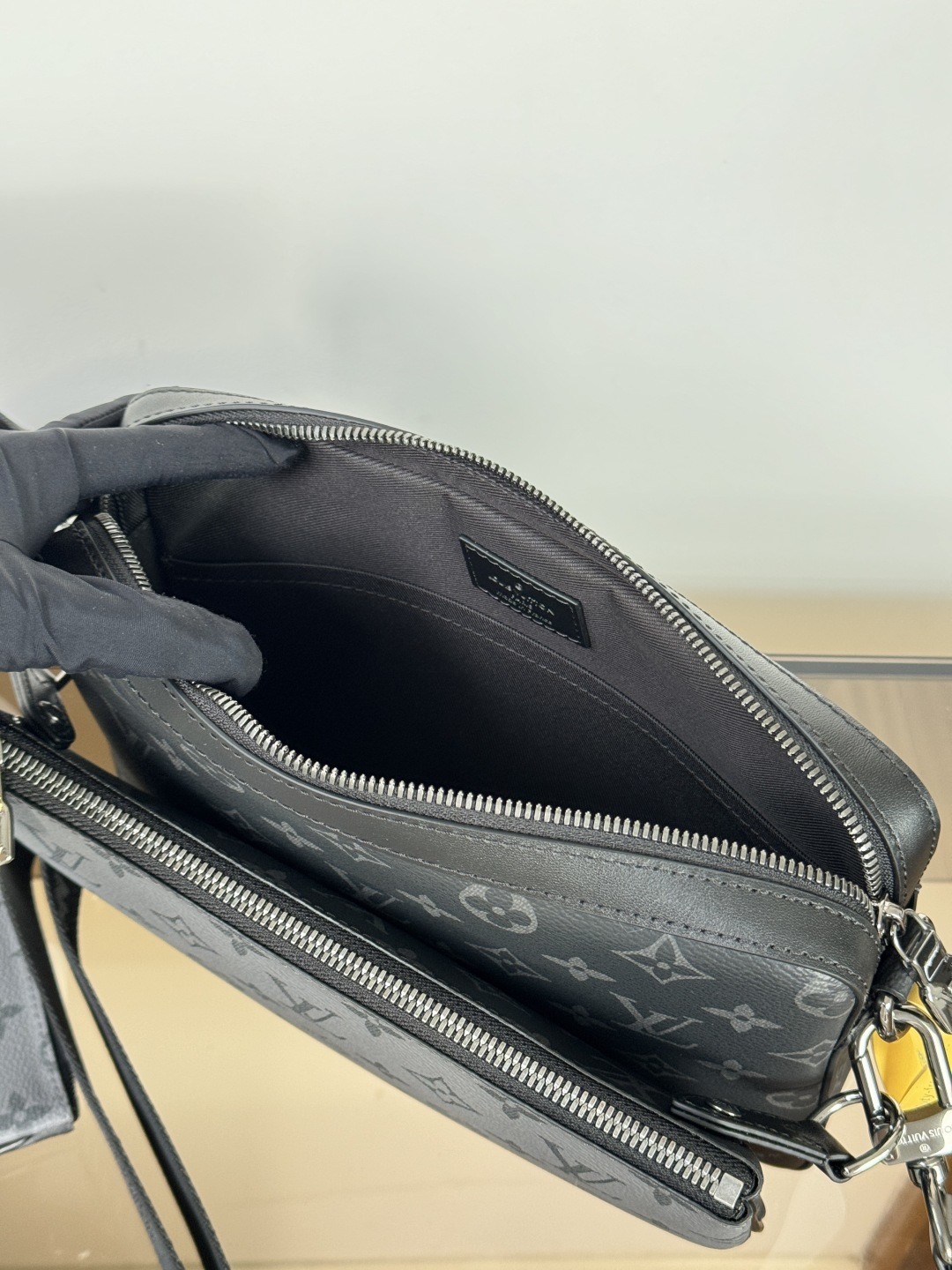 【LV特級原廠包包】 TRIO 郵差包 型號: M69443 動態芯片版 進口原廠面料的图片-高仿LV包包、高仿lv女包