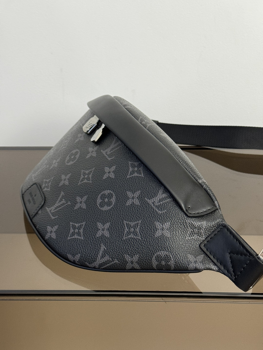 LV原單包包 Discovery 腰包 黑花 動態芯片版 A級全鋼五金 進口原廠面料的图片-高仿LV包包、高仿lv女包