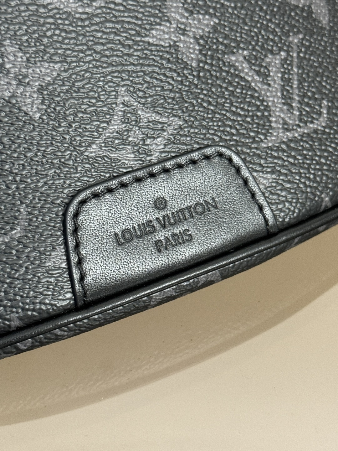 LV原單包包 Discovery 腰包 黑花 動態芯片版 A級全鋼五金 進口原廠面料的图片-高仿LV包包、高仿lv女包