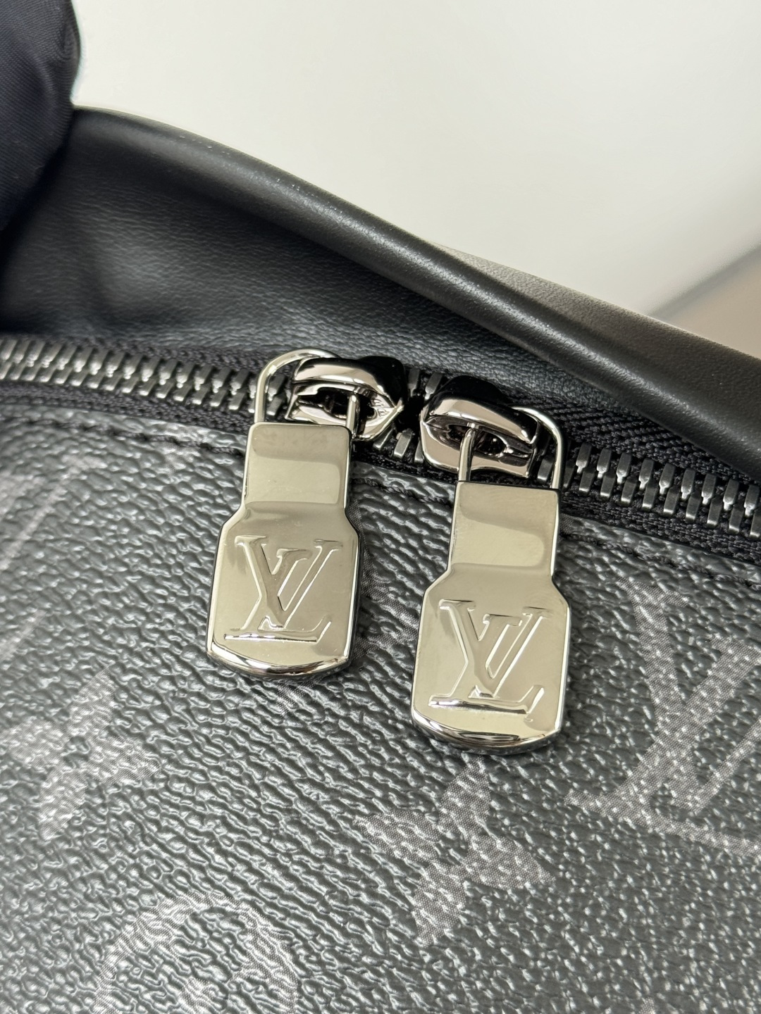 LV原單包包 Discovery 腰包 黑花 動態芯片版 A級全鋼五金 進口原廠面料的图片-高仿LV包包、高仿lv女包