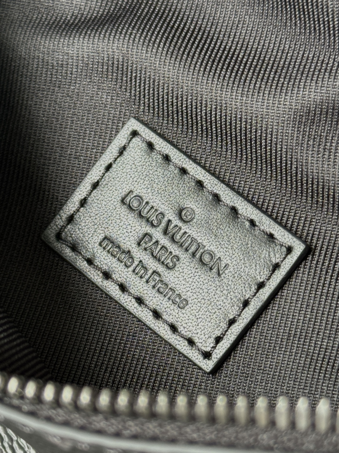 LV原單包包 Discovery 腰包 黑花 動態芯片版 A級全鋼五金 進口原廠面料的图片-高仿LV包包、高仿lv女包