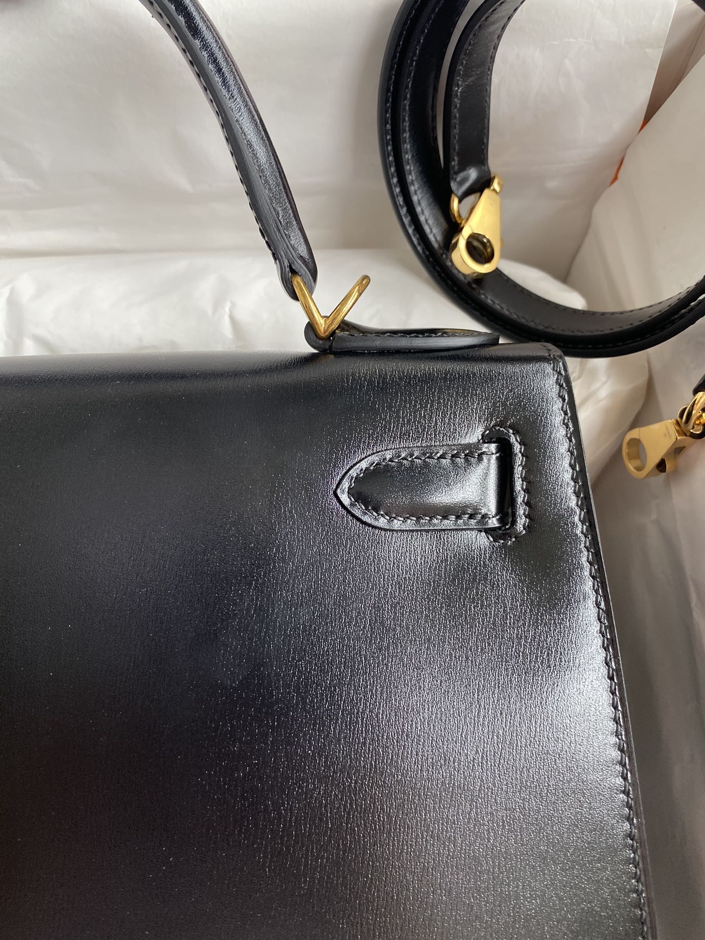 愛馬仕原單包Kelly 凱莉 28cm 原廠進口亮面Box皮【黑色】金扣 專櫃同步的图片-高仿愛馬仕包包Hermes、高仿愛馬仕男包Hermes