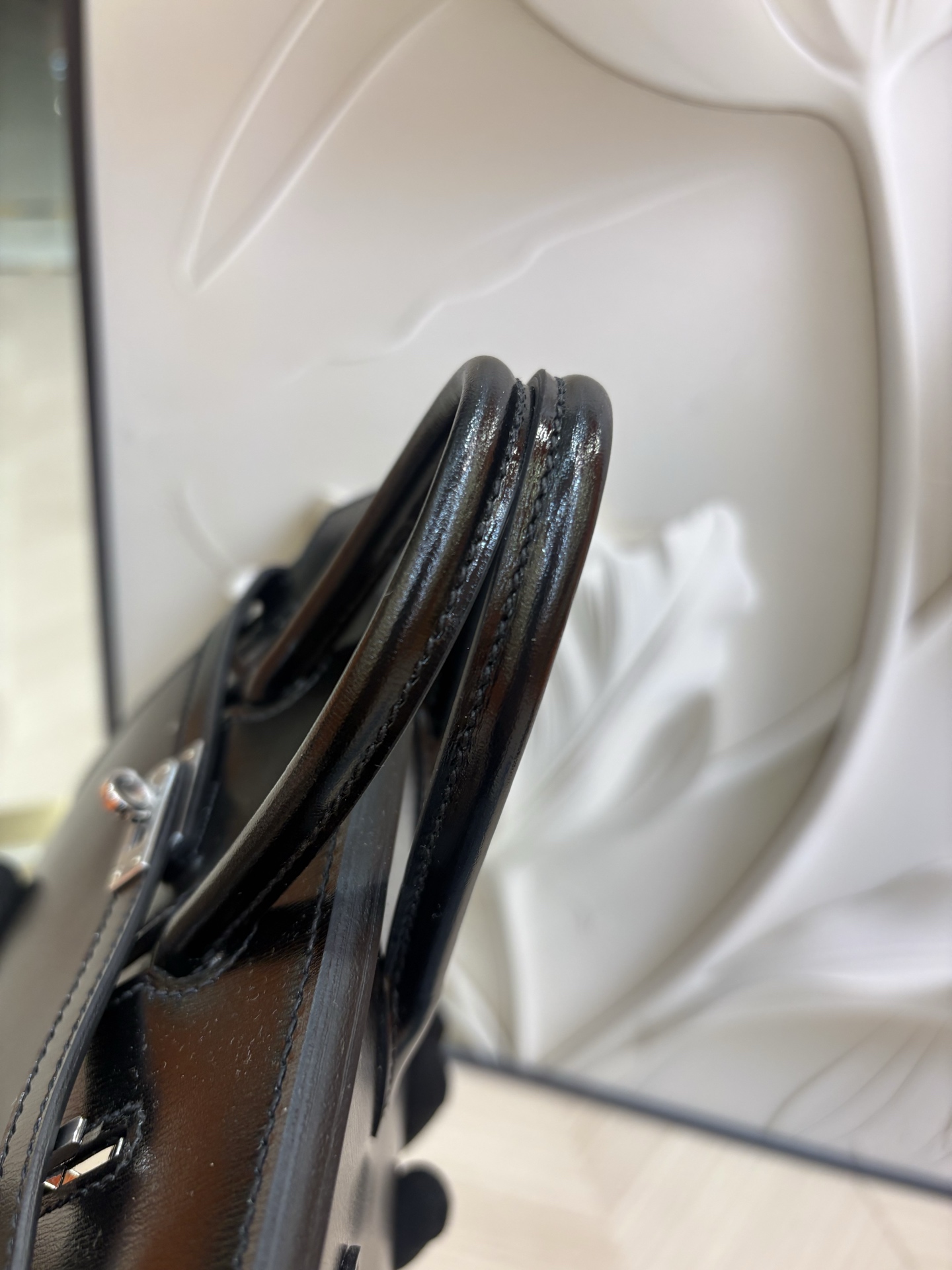 愛馬仕一比一高仿包包 Birkin 铂金 20cm 外缝 原厂进口Box皮【黑色】银扣的图片-高仿愛馬仕包包Hermes、高仿愛馬仕女包Hermes