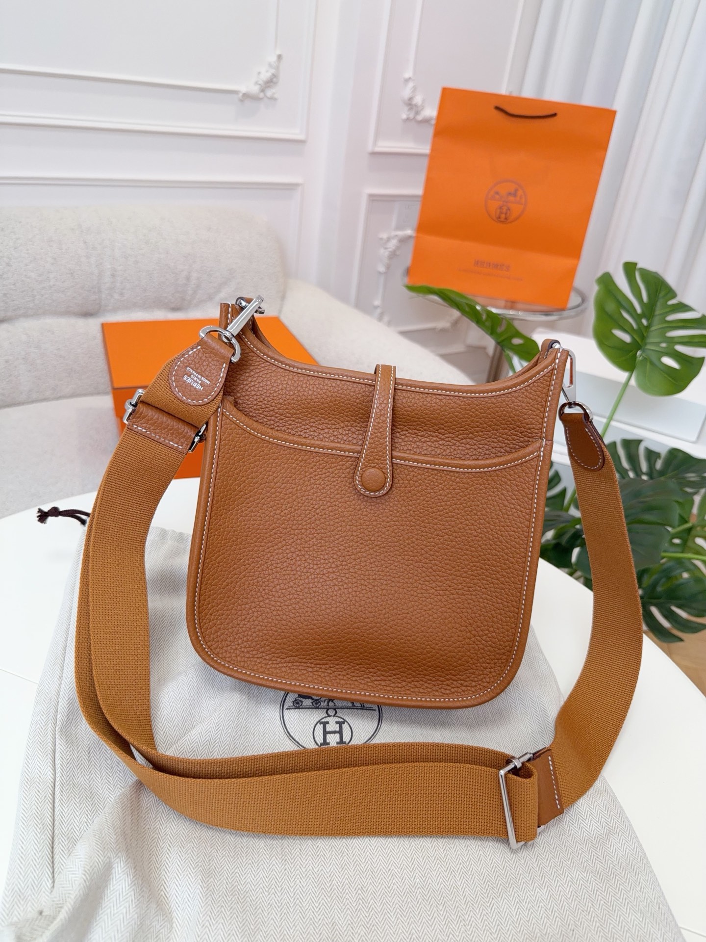 高仿包包愛馬仕 Evelyne 伊芙琳 23cm 原廠進口TC皮【金棕】金銀扣的图片-高仿愛馬仕包包Hermes、高仿愛馬仕女包Hermes