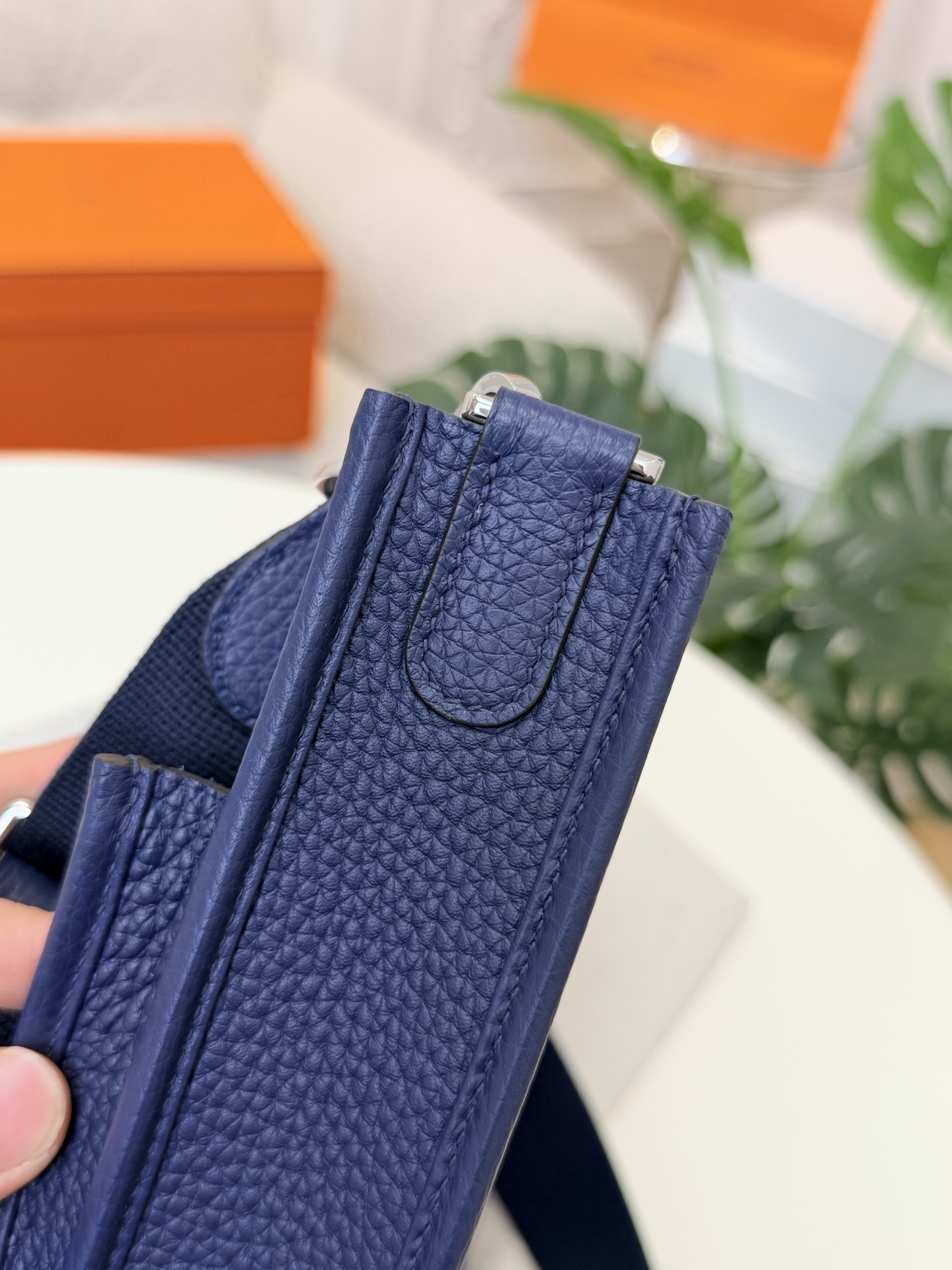 男女通用款愛馬仕高仿包包 伊芙琳 23cm 原廠進口TC皮【寶石藍】金銀扣的图片-高仿愛馬仕包包Hermes、高仿愛馬仕女包Hermes