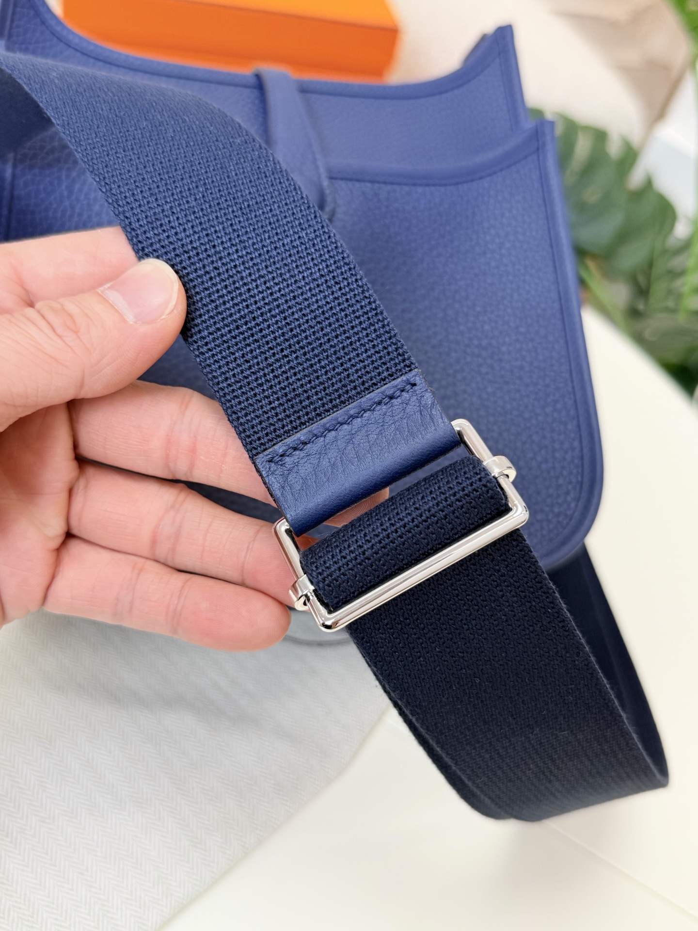 男女通用款愛馬仕高仿包包 伊芙琳 23cm 原廠進口TC皮【寶石藍】金銀扣的图片-高仿愛馬仕包包Hermes、高仿愛馬仕女包Hermes